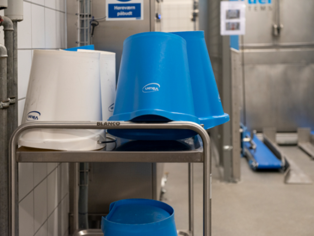Vikan Emmer 20L Wit &ndash; Hygi&euml;nische Kunststof Emmer met Tuit, Maatverdeling &amp; RVS handvat