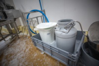 Vikan Emmer 20L Wit &ndash; Hygi&euml;nische Kunststof Emmer met Tuit, Maatverdeling &amp; RVS handvat